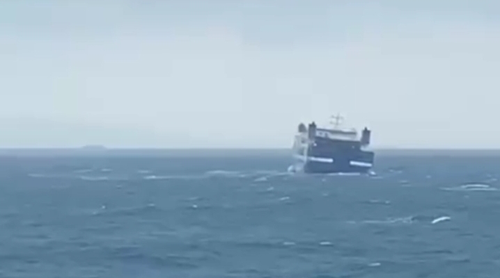 Cuaca ekstrem Selat Sunda membuat kapal penyeberangan Bakauheni–Merak terombang-ambing, truk terbalik di dalam lambung kapal