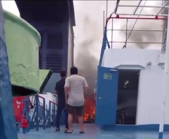 Kapal Terbakar Ditengah Laut.