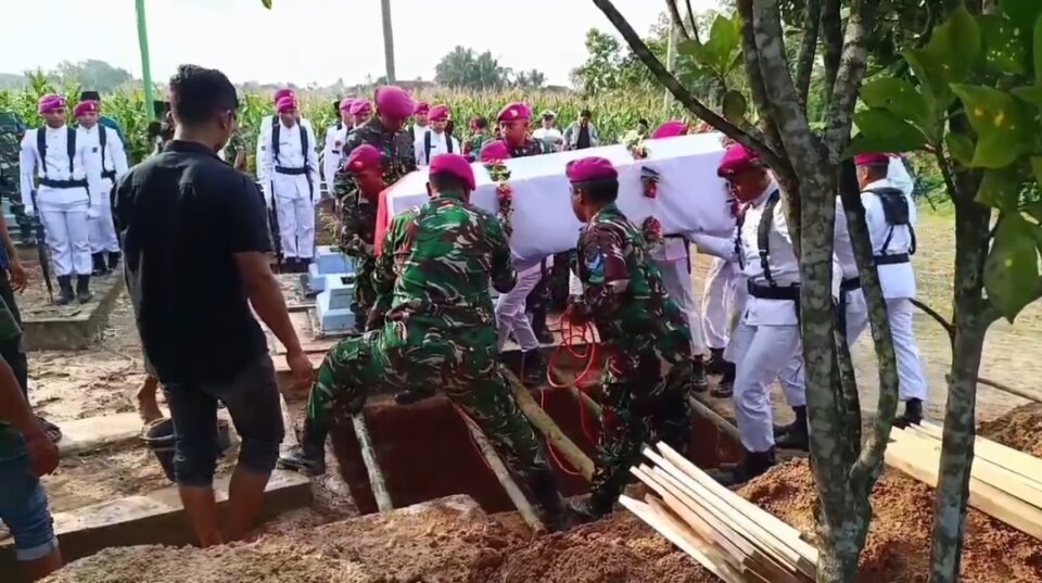 prosesi pemakaman militer Praka Muhammad Kori, prajurit Batalyon Infanteri (Yonif) 9 Marinir.