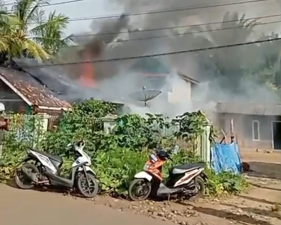 Rumah Terbakar Anak Selamatkan Ibu Dari Api