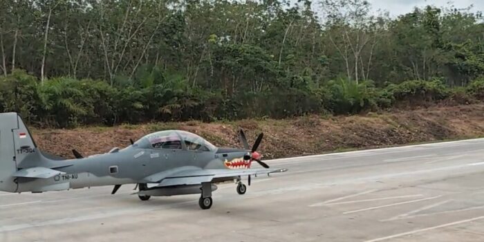 Jet Tempur mendarat di Tol Lampung.