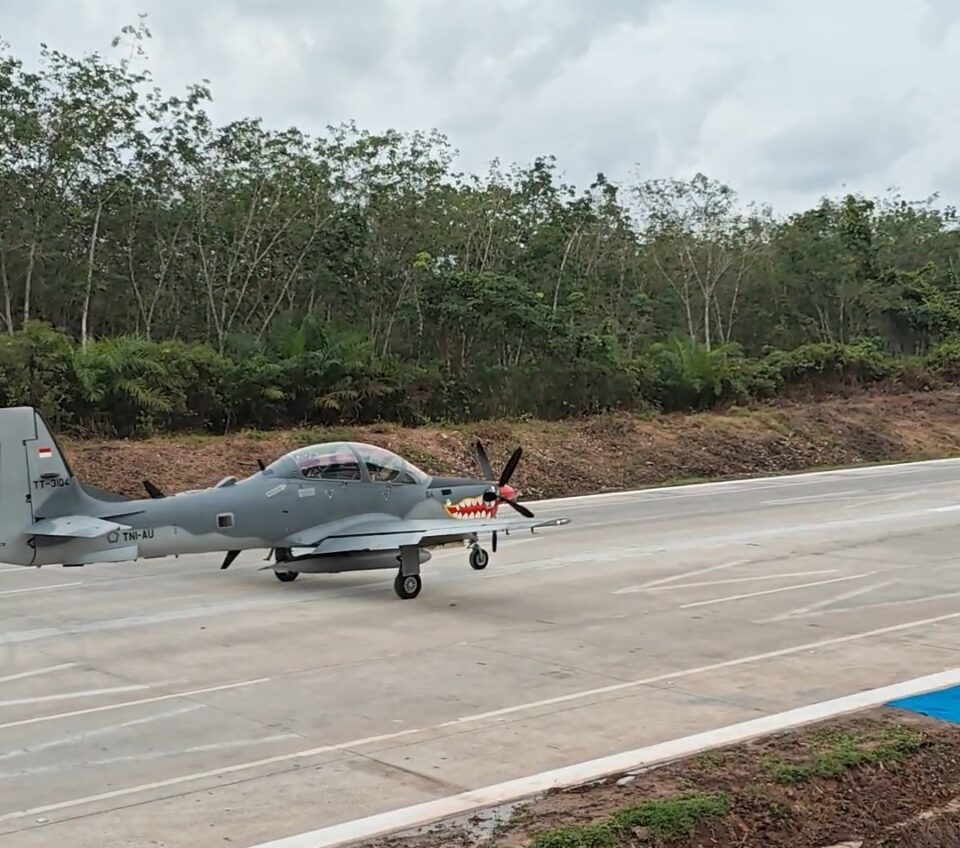 Jet Tempur mendarat di Tol Lampung.